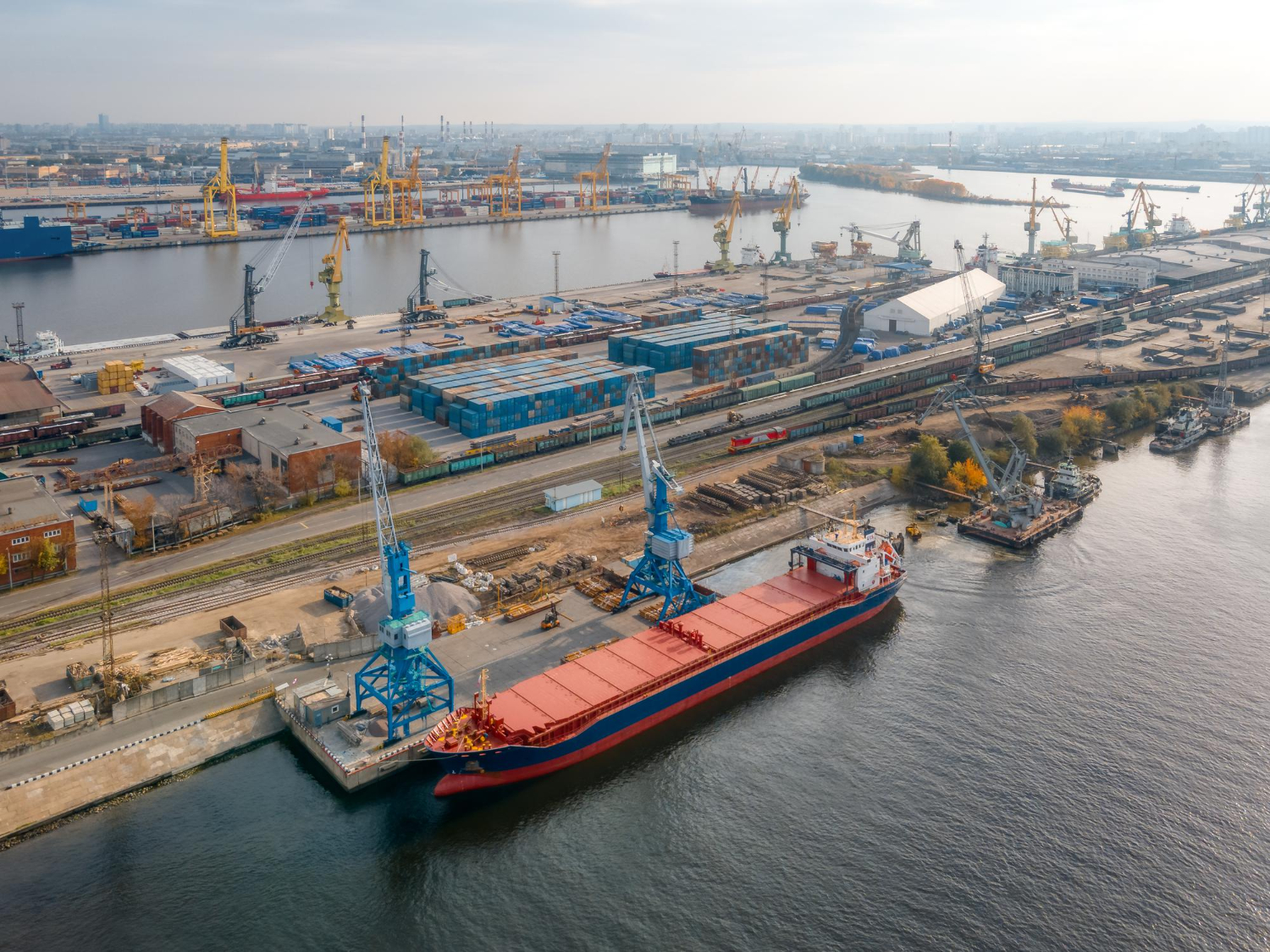 Frachtschiffe meiden Suezkanal: Auswirkungen treffen auch Hafen in Hamburg